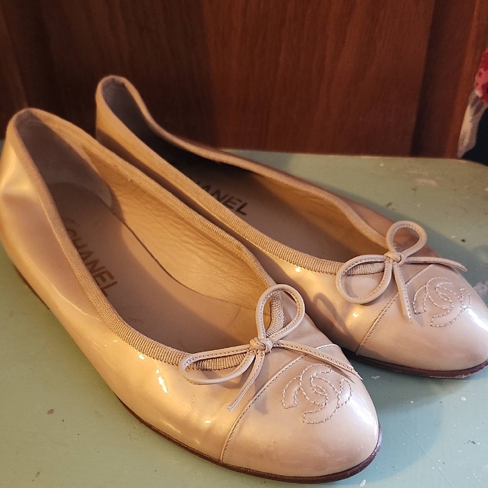 CHANEL Cream Patent Leather Ballet Flats Size 36